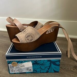 Worn a handful of times. Seychelles storm sand suede sandal